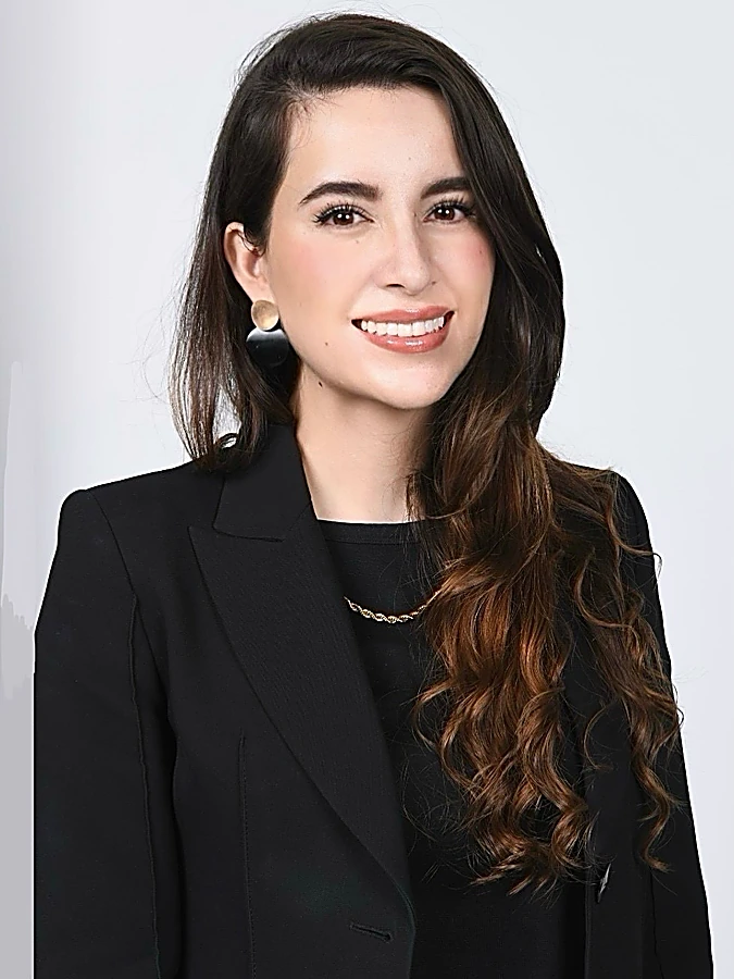 Retrato de la Dra. Nancy Rosas, dermatóloga, con saco negro
